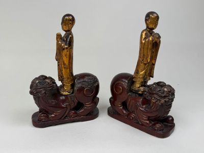 paire de figurines asiatiques représentant un homme et une femme à cheval