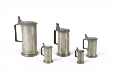 quatre pièces en étain, dont une cafetière, une théière et deux tasses