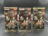 Trois paquets de boosters Yu-Gi-Hah sont posés sur une table