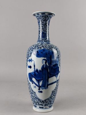 un vase bleu et blanc posé sur une table