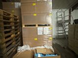 de nombreux cartons empilés les uns sur les autres dans un entrepôt