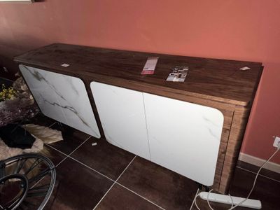 une armoire blanche avec un plateau en bois dans une pièce