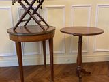 une paire de tables d'appoint anciennes posées sur un parquet à motif en chevrons