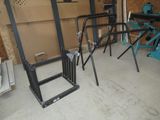 deux chaises qui se trouvent dans un garage