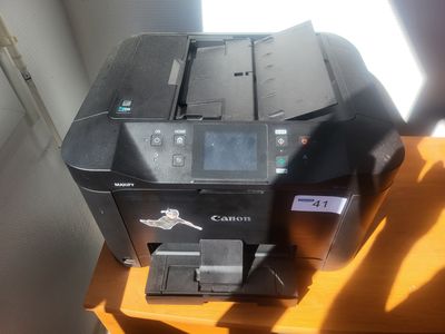 une imprimante posée sur une table