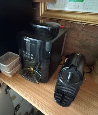 une cafetière posée sur une étagère en bois à côté d'un micro-ondes