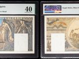 Trois types de monnaies différents sont exposés dans une vitrine