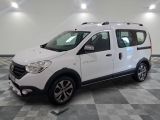la photo d'une camionnette blanche garée dans une pièce