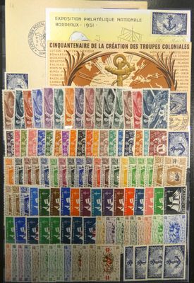 un gros plan sur une photo représentant une collection de timbres