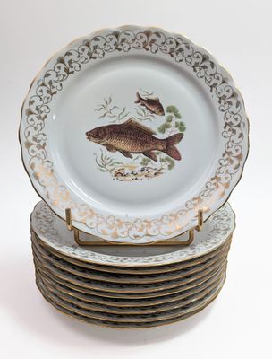 une pile d'assiettes garnies de poisson, posées sur une surface blanche