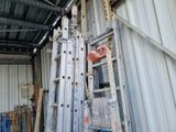 une échelle appuyée contre un bâtiment