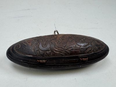 un étui noir orné d'un motif, posé sur une table