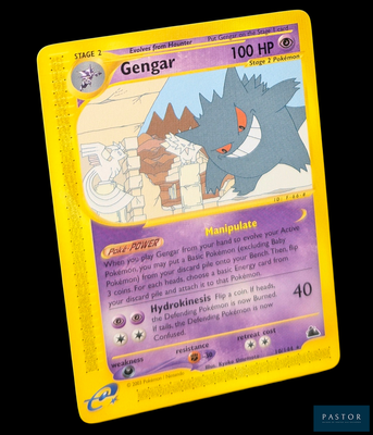 gros plan d'une carte pokemon sur fond noir