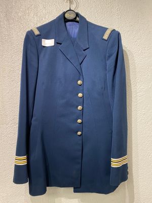Uniforme de sortie comprenant veste et pantalon.