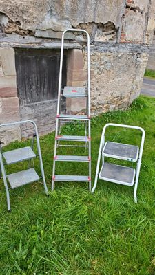 Un escabeau et 2 marchepieds LOT A RETIRER SUR RENDEZ-VOUS S…