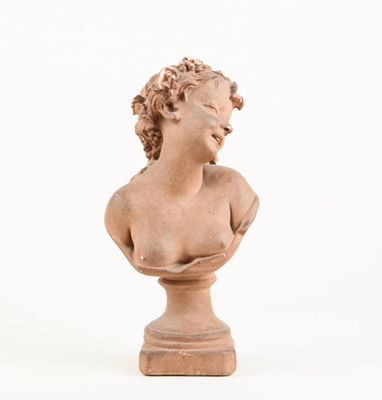 statue représentant la tête d'une femme posée sur un socle, sur fond blanc