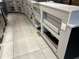 une cuisine équipée d'une cuisinière, d'un four et de placards