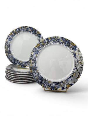 a lot of plates that are stacked on top of each other