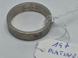 une bague à laquelle est attachée une étiquette, posée sur une table