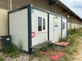 une photo d'un petit bâtiment sur lequel est apposé un panneau « Stationnement interdit »