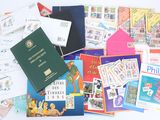 une pile de livres et de cartes postales posée sur une table