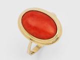 Gros plan sur une bague contenant une pierre rouge