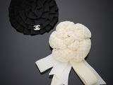 deux accessoires pour cheveux noirs et blancs posés sur une surface noire