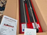 une boîte en carton contenant une paire de skis