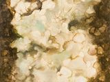 une peinture abstraite représentant des fleurs blanches, dans un cadre marron