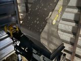 l'image d'une machine installée dans un garage