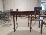 des tables et des chaises dans une pièce où l'on aperçoit de nombreux meubles en arrière-plan