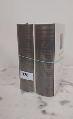 deux boîtes de parfum posées sur un plan de travail en marbre