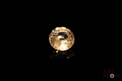 gros plan d'un diamant jaune sur une surface noire