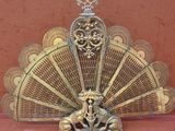 un ventilateur en métal surmonté d'une couronne