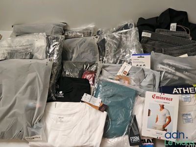 une pile de vêtements posée sur une table