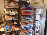 beaucoup de dossiers sur le présentoir dans le magasin