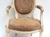 une image représentant une chaise dont l'assise est rembourrée de couleur marron, sur fond blanc