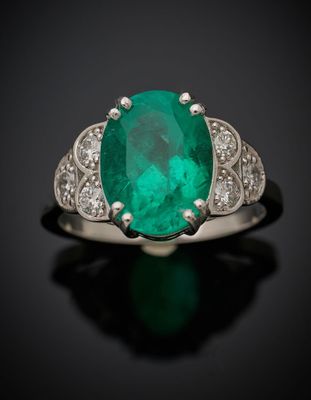 une bague en émeraude et diamant