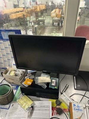 un bureau sur lequel se trouvent un écran d'ordinateur, un clavier, une souris et d'autres objets