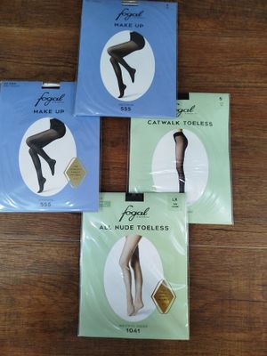 quatre paires de bas très moulants exposées sur une table