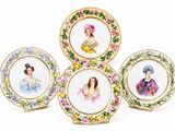 un ensemble de cinq assiettes en porcelaine ornées de motifs floraux représentant des femmes