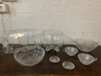 une table sur laquelle se trouvent de nombreux objets en verre