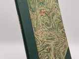 un livre à la couverture verte, orné d'un motif paisley