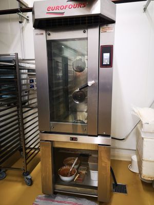 une image d'un four commercial dans une cuisine commerciale