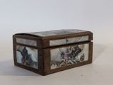 une petite boîte en bois avec un tableau dessus