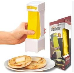 une personne tenant un couteau à trancher, à côté d'une assiette de nourriture