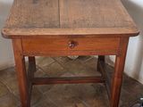 une petite table en bois surmontée d'un tiroir