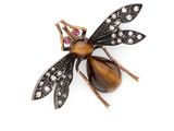 une broche en forme d’insecte, en or et diamants
