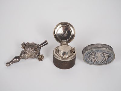 Boîte à pilules en argent à décor d'une scène galante. - Photo 1