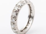 gros plan d'une bague en diamant sur fond blanc